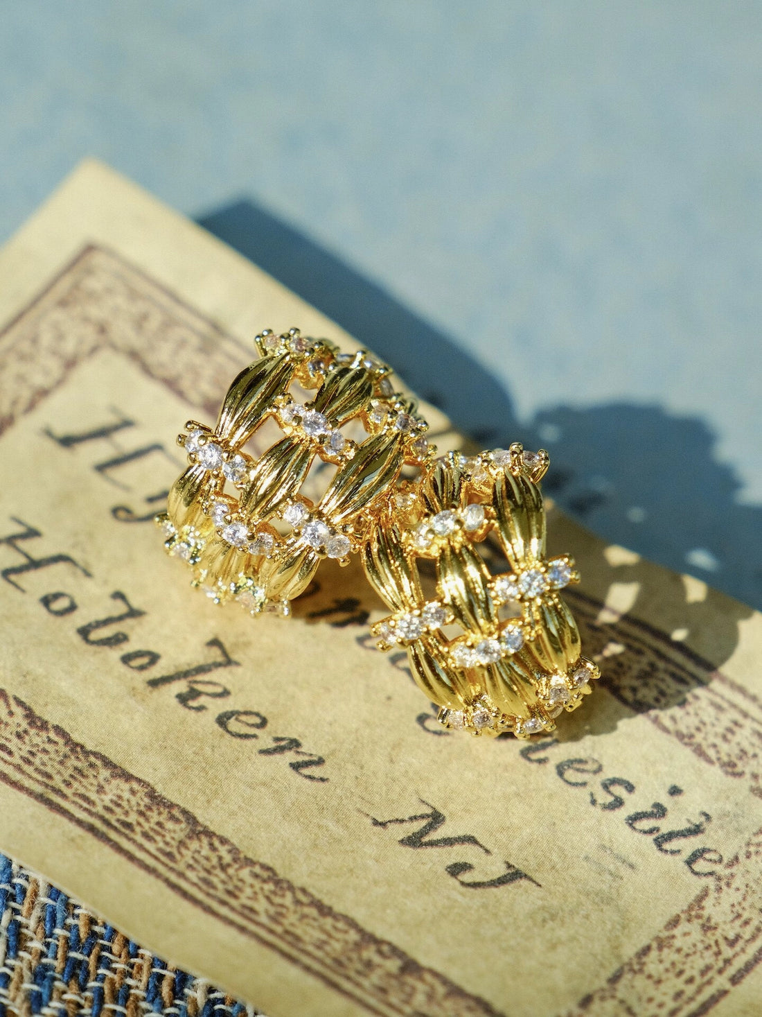 Woven Ribbon C-Ring Hoop Earrings [X0HC9X51]
