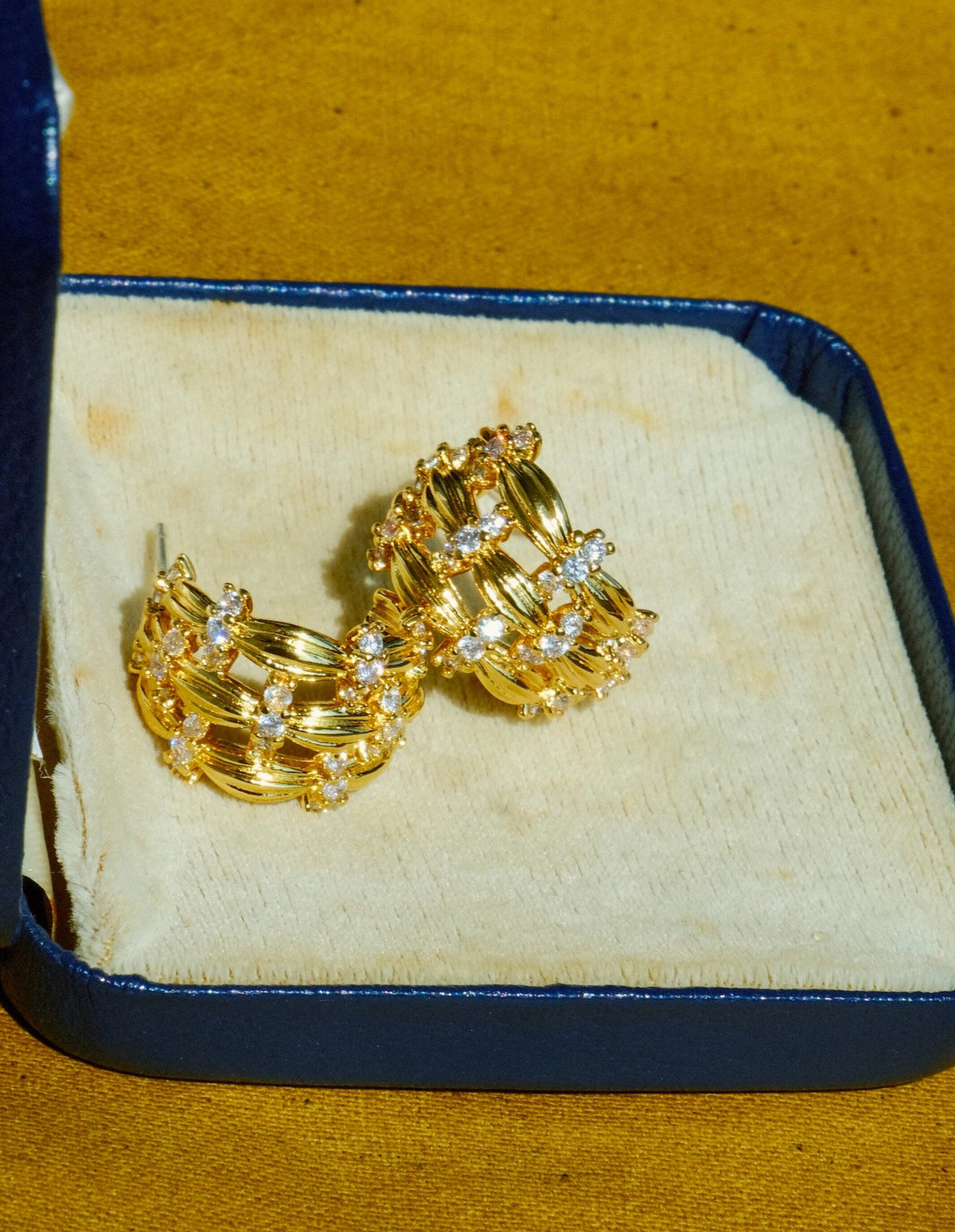 Woven Ribbon C-Ring Hoop Earrings [6ICRO3K3]