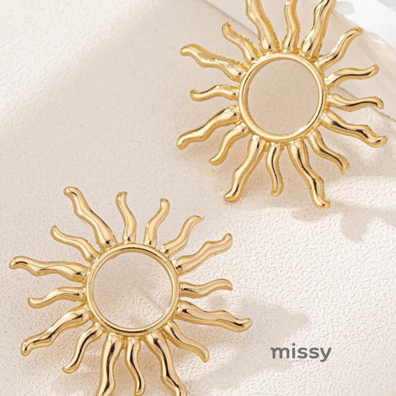 Xandria Golden Sunflower Stud Earrings [7TSPD5MI]